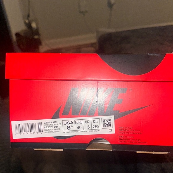 Nike Women’s Black/Gray High-Top Retro 1s - Picture 6 of 6